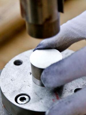 Herstellung Friedrich I. Barbarossa, Brakteat um 1180 (Replik) aus Feinsilber 999