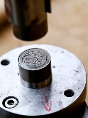 Herstellung Friedrich I. Barbarossa, Brakteat um 1180 (Replik) aus Feinsilber 999